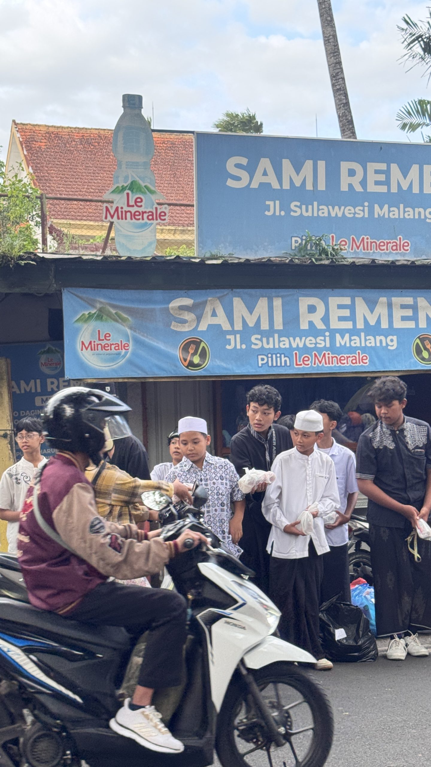 Songolas Berbagi Takjil